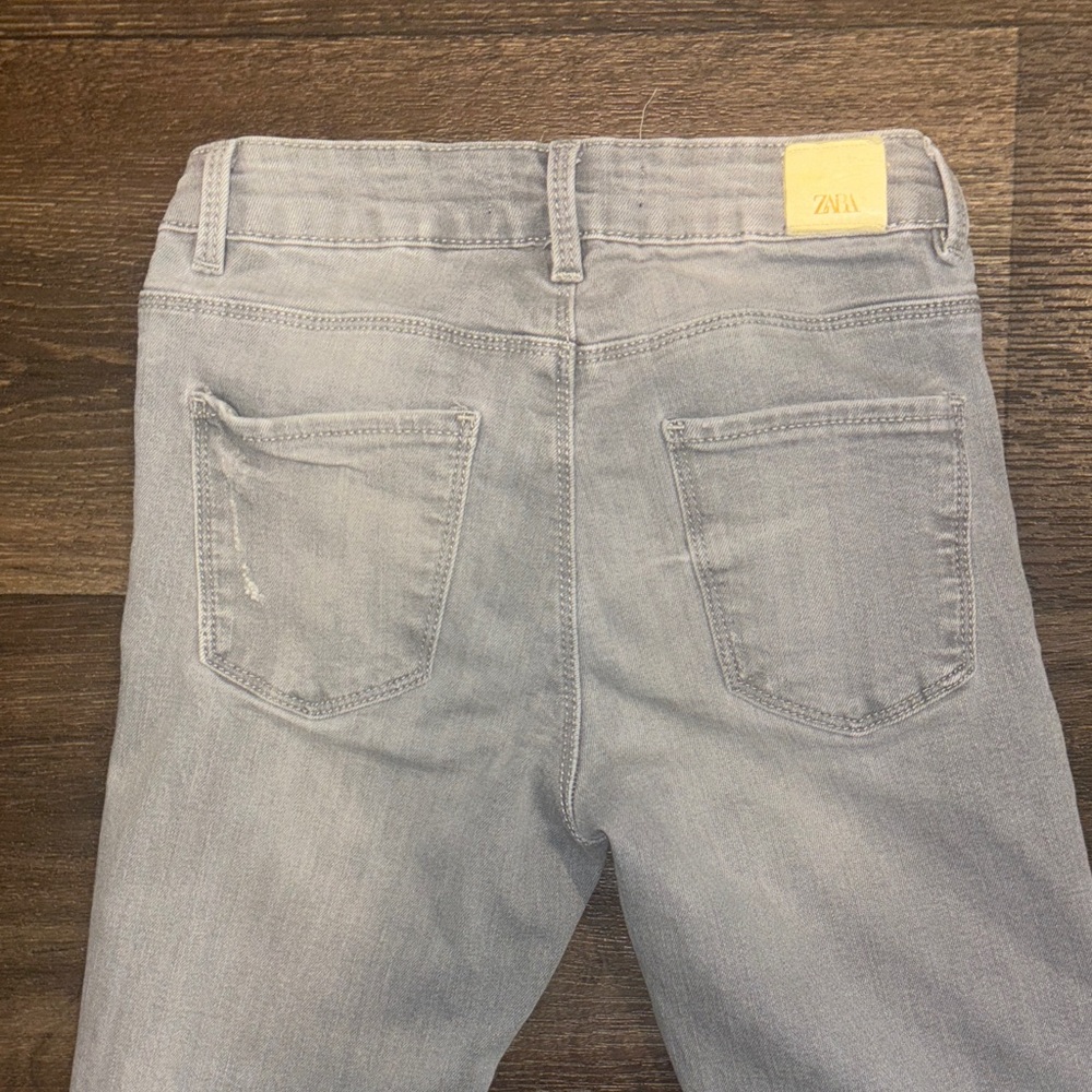 Zara Girls Light Gray Distessed Skinny Jeans (9) - Picture 6 of 7